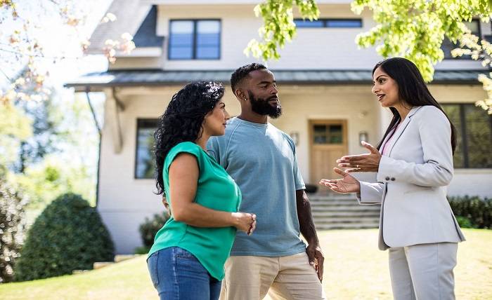 How Much Does a Real Estate Agent Make Per House?