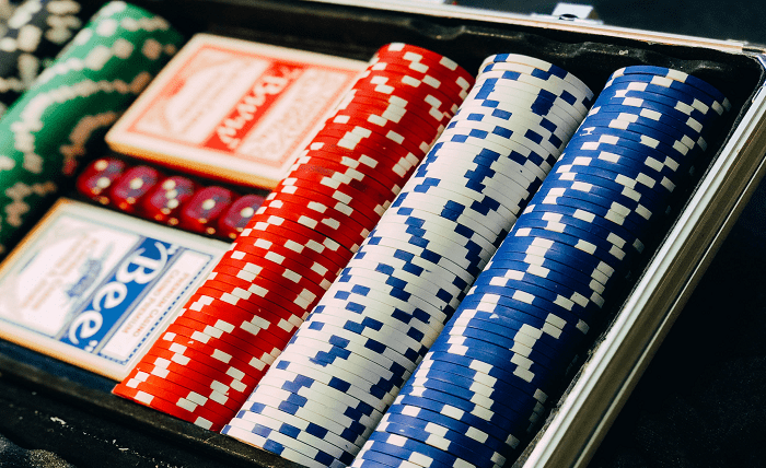 What are the Featured Settings Available for Players in Online Casinos?